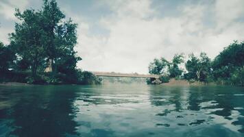 cgi calma fiume Visualizza con un' ponte circondato di alberi su un' nuvoloso giorno video