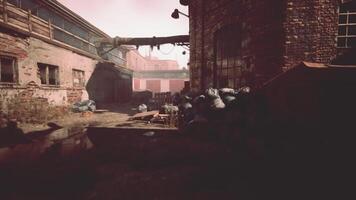 cgi abandonado fábrica en disminución con colapso ladrillo estructuras y escombros video