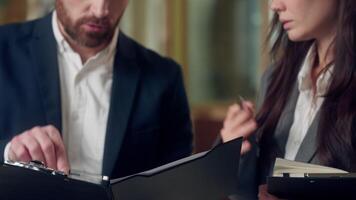 irritado caucasiano coreano o negócio trabalhadores discutindo brigar documentos relatório às escritório homem mulher homem de negocios empresária conflito argumento pasta prancheta apontando caneta problema insatisfeito líder video
