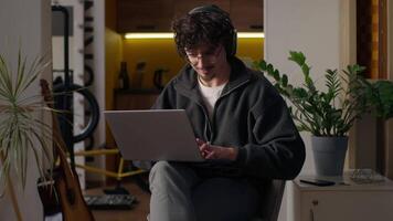feliz hispânico cara trabalhador usando computador portátil às casa homem trabalhador autonomo digitando computador programador trabalhos controlo remoto trabalho desenvolvedor Squeaky toy rede masculino dentro fones de ouvido jogando virtual jogos conectados hipster compras em Internet video