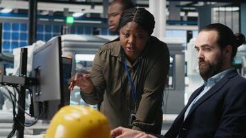 industri experter olika team leda brainstorming session i sol- panel fabrik, alstrande ny idéer för framåt förnybar energi och infrastruktur. hög tech utveckling. kamera a. video