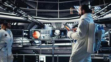 equipo de astronautas en avanzado tecnología astronave comprobación rojo planeta resumen analítica durante rutina misión controlar. trabajo en equipo orbita estación personal miembros utilizando dispositivo a Mira a Marte datos video