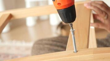 Screw it together with a power drill in home workshop video