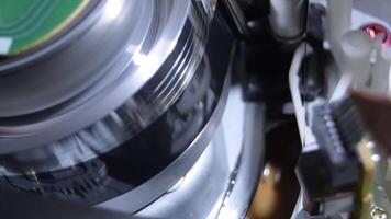 Vhs helical head working when inserting a videotape and stopping video