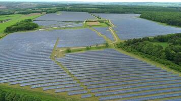 alto altitud zumbido imagen de renovable poder infraestructura con solar formación en Reino Unido video