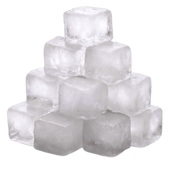 pyramid av klar is kuber staplade ordentligt, visa upp deras genomskinlighet och geometrisk form. kuber är anordnad i balanserad bildning, highlighting deras slät ytor och frostig textur png