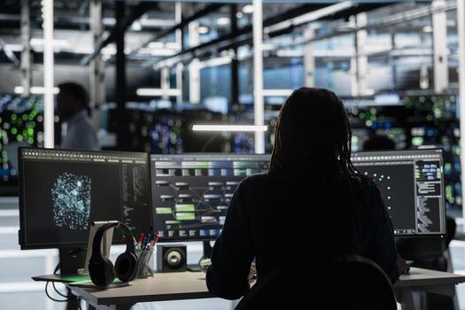 servidor habitación ingeniero utilizando artificial inteligencia a mejorar Operacional eficiencia y reducir falta del tiempo. administración ai impulsado soluciones para datos centrar infraestructura utilizando nodo arboles en ordenador personal foto