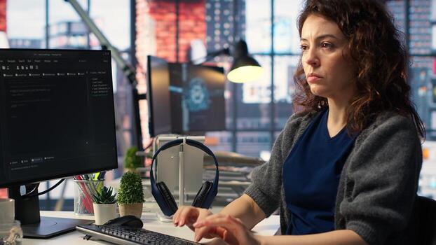 administración escritura código y haciendo mantenimiento en artificial inteligencia neural redes computerizado modelo. mujer tecnología apoyo experto haciendo chequeo en ai sistemas, datos ciencia. cámara b. foto