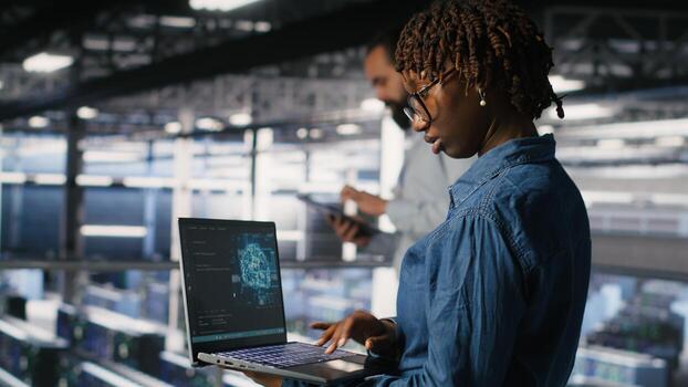 sistema administradores en datos centrar supervisión ai llm visualización. africano americano servidor granja compañeros de trabajo supervisando aparejos potenciando máquina aprendizaje procesos foto