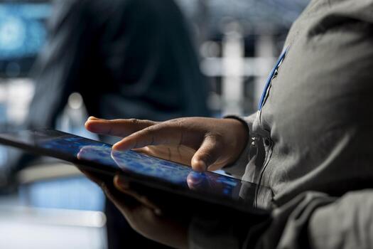 cerca arriba de eso profesional en servidor granja utilizando neural redes tecnología en tableta, automatizando sistema diagnóstico. datos centrar ingeniero utilizando dispositivo a configurar infraestructura para ai Tareas foto