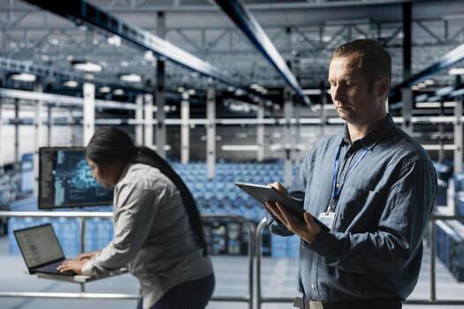 equipo de datos centrar técnicos analizando equipo actuación, resolviendo hardware fallas servidor granja compañeros de trabajo haciendo trabajo tareas, supervisando operaciones, ejecutando base de datos copias de seguridad foto