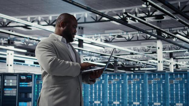 sonriente datos centrar técnico instalando y mejorando hardware componentes contento servidor granja empleado haciendo trabajo tareas, implementar apoyo soluciones a proteger en contra datos pérdida, cámara un foto