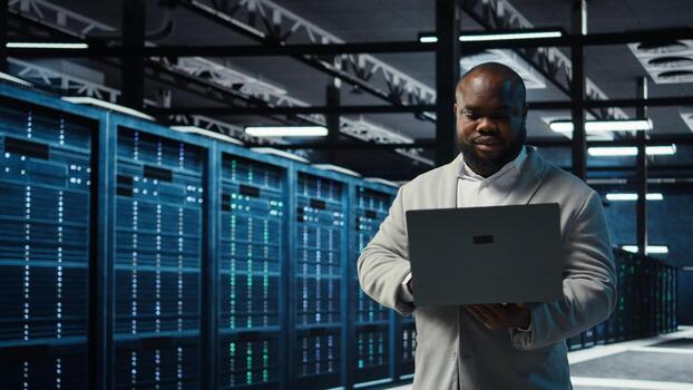 datos centrar ingeniero analizando equipo actuación, resolviendo técnico asuntos. servidor granja empleado haciendo trabajo tareas, supervisando operaciones, implementar eficiencia optimizaciones, cámara un foto