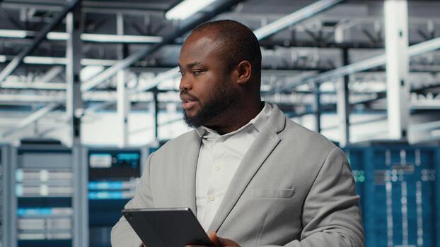 eso experto en industrial datos centrar analizando infraestructura actuación, minimizando falta del tiempo y equipo fracaso riesgos servidor granja trabajador haciendo trabajo tareas, automatizando anomalía detección, cámara si foto