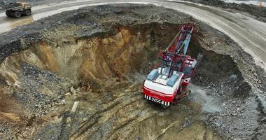 Excavator digging in open pit mine. Stock clip video