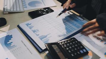 homem de negocios usando calculadora e caneta para calcular financeiro dados video