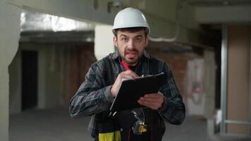 Angry furious man builder engineer mad arguing conflict shout problem building construction quarrel aggressive Caucasian guy foreman repairman anger screaming at camera handyman architect male crazy video