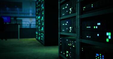 cgi upplyst server kuggstänger i en mörk data Centrum under sent natt timmar video