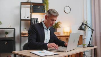 Frustrated businessman having software problems with laptop, angry guy get nervous seeing error or mistake notification at computer screen, mad employee experience virus attack or app malfunction. video