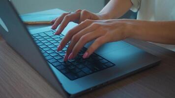 fechar acima do fêmea mãos com Rosa manicure digitando em computador portátil teclado às escritório mesa, o negócio mulher trabalhando em computador, conectados comunicação, Internet surf, moderno tecnologia conceito video