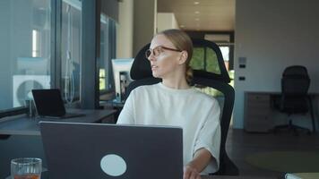 Tired Copywriter sits in front of laptop, falls asleep at work from overwork. Copywriter cannot write article due to overwork and burnout in creative crisis. woman is tired at work in office. video