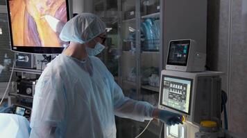 professionale chirurgo operativo moderno medico attrezzatura durante un' chirurgico procedura, utilizzando Avanzate tecnologia per preciso e efficiente operazione nel un' sterile operativo camera ambiente video