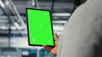 fechar acima do técnico atualizando equipamento dentro dados Centro usando verde tela tábua. isto especialista dentro Alto tecnologia estabelecimento supervisionando servidor linhas com brincar dispositivo, Câmera b video