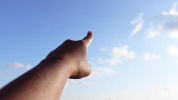 Pointing towards the horizon on a clear day video