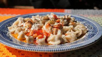 turkish manti with yogurt sauce video