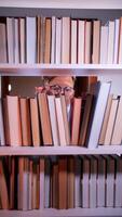 vertical bibliotecário procurando estante, olhando para livro dentro biblioteca video