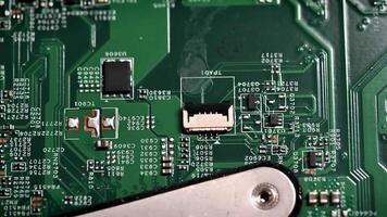 detalhado Visão do uma verde o circuito borda exibindo vários microchips e eletrônico componentes, ilustrando intrincado eletrônico circuitos. video
