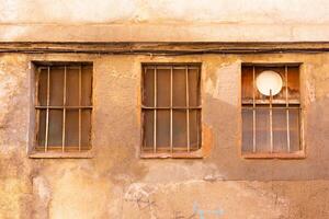 A building with three windows and a white disc photo