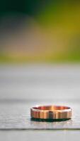 uma Casamento anel em uma de madeira mesa video