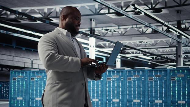 servidor granja eso especialista utilizando ordenador portátil a mejorar profundo aprendizaje ai sistemas cargas de trabajo datos centrar software desarrollador utilizando cuaderno a ajustar artificial inteligencia modelo parámetros, cámara un foto