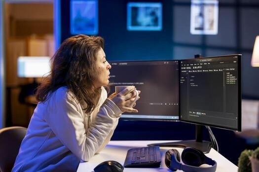 programador Bebiendo taza de café en el mañana, asegurando empresa servidores desde virus ataques eso remoto empleado disfrutando caliente bebida mientras edificio cortafuegos proteger datos foto