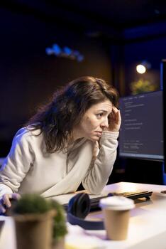 cansado software desarrollador lastimando desde también mucho estrés acumulado mientras haciendo calidad garantía. computadora científico sufre desde dolor de cabeza después inspeccionando codificación en ordenador personal para también largo foto