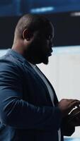 vertical africano americano codificador especialista imersão dentro Programas desenvolvimento para uma Alto tecnologia trabalhos ambiente, focado em computador portátil tela. engenheiro desfrutando codificação vida e isto nuvem Informática. Câmera b. video