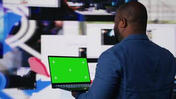 svart socials användare visar en bärbar dator med isolerat skärm, digital systemet av nät och tillämpningar på instrumentbräda. highlighting de integration av ai och fintech. göra flera saker samtidigt. kamera b. video