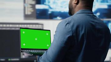africano americano isto especialista mostra computador portátil com croma chave tela e terminal janela dentro a fundo, digital transformação. exibindo Programas desenvolvimento com dados Ciência. Câmera b. video