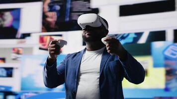 africano americano hombre de influencia utilizando virtual realidad lentes en móvil aplicaciones mundo, examinando nube datos, visual contenido y enfatizando presencia a través de tecnología plataformas y social redes cámara b. video