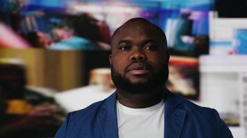 afrikansk amerikan användare ansluter uppkopplad på social nätverk applikationer, följer digital innehåll för de framtida av social samspel. social media expert- användningar ai webb erfarenhet. kamera b. video