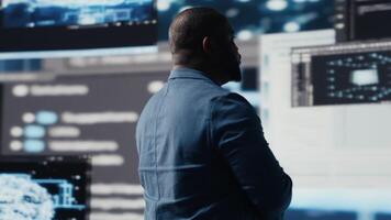 africano americano desenvolvedor trabalhando dentro uma cyber meio Ambiente com ai programação língua e dados Ciência. técnico simboliza código desenvolvimento, automação para inovação. tecnologia mundo. Câmera b. video