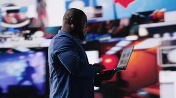 svart hög tech person utforska digital värld genom webb plattformar, reflekterande trender i social media, delning och användare gränssnitt design inom uppkopplad miljö. kamera b. video