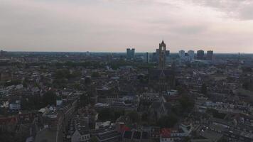 antenn se av utrecht, Nederländerna, terar de dom torn, historisk och modern arkitektur, och en långsam sotning rörelse under en molnig himmel. video