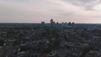 antenn se av utrecht, Nederländerna, terar de dom torn, historisk byggnader, och modern strukturer under en delvis molnig himmel med slät kamera rörelse. video