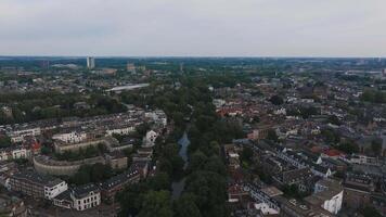 antenn se av utrecht, Nederländerna, som visar en kanal, frodig grönska, och en blanda av historisk och modern arkitektur med långsam sotning rörelse. video