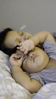 Toddlers Are Lazy And Stay With Mothers video