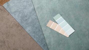 Materials for the interior of the house are selected by the designer's hands. The designer chooses textiles for furniture making using a color palette. video