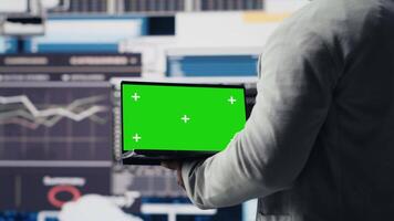 zwart uitvoerend manager aan het studeren kopiëren ruimte scherm met gegevens in zicht voor bedrijf groei, omringd door virtueel grafieken en voorspelling modellen. financieel prestatie en besluit maken. camera b. video