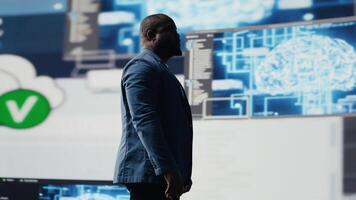 Preto Programas desenvolvedor imerso dentro código desenvolvimento, estudando programação língua para inovação e dados Ciência. codificação vida com digital interfaces e terminal janela. Câmera b. video